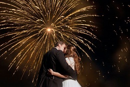 Pyrotechnika na svatbu: Oživte svůj velký den s ohňostroji a dýmovnicemi!